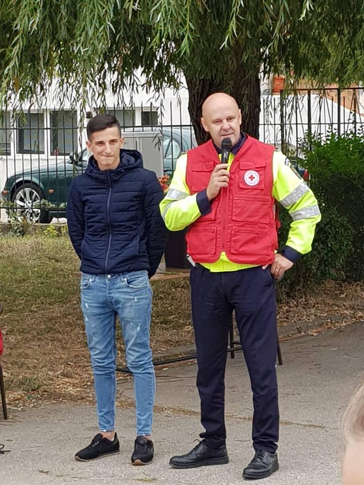 Un polițist și un caricaturist din Slatina, lecție de umanitate. Ce au făcut pentru un tânăr grav bolnav | FOTO