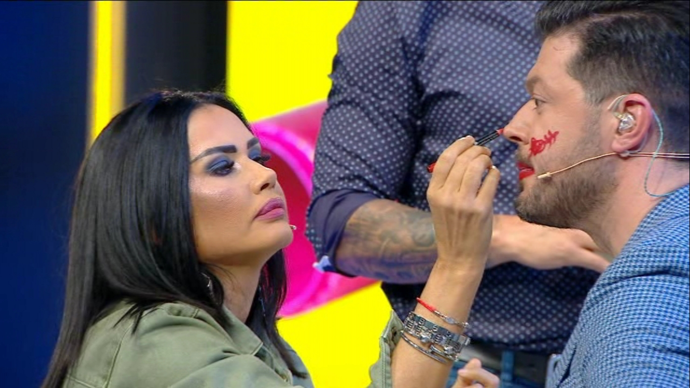 Victor Slav, pe mâinile Oanei Zăvoranu. Cum l-a fardat vedeta pe prezentator | FOTO