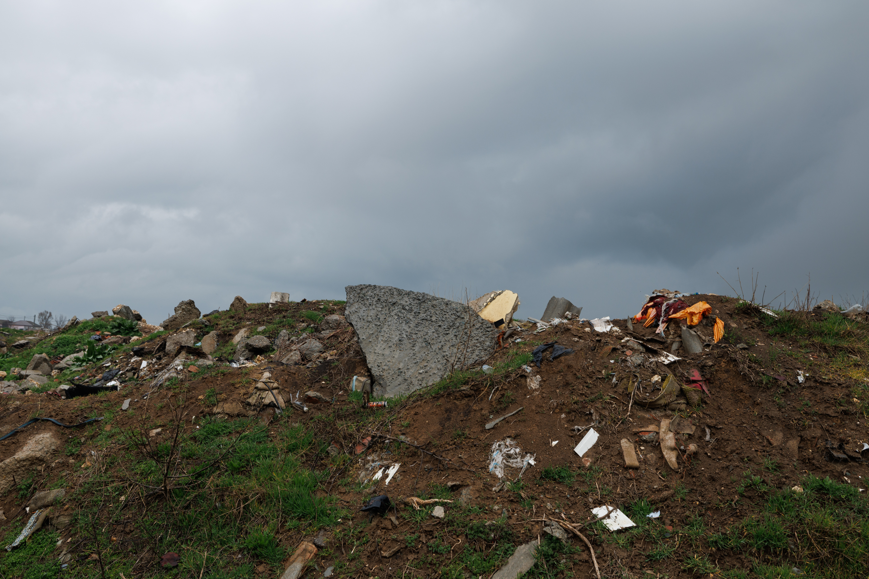 REPORTAJ O arie protejată Natura 2000 de la marginea Mangaliei a devenit depozit de deșeuri: „Aduc gunoaiele cu mașini mari, de la firme!”. Ministerul Mediului știe din 2020