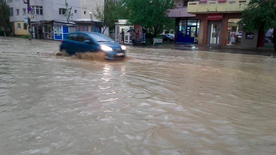 Iașiul, paralizat după o ploaie torențială! VEZI IMAGINILE DEZASTRULUI