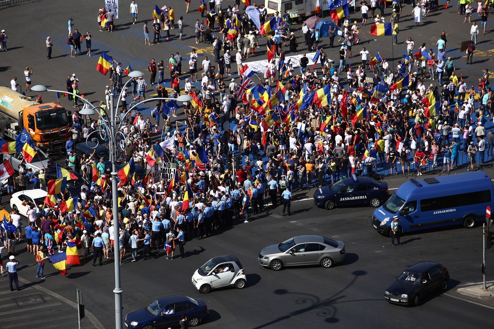 UPDATE. Război de stradă între jandarmi și huligani, în Piața Victoriei. 452 de persoane rănite / VIDEO&FOTO