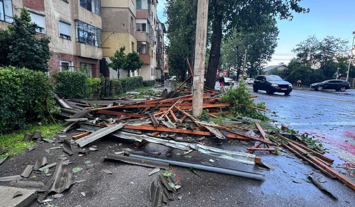 Codul roșu de furtuni a făcut prăpăd în Târgoviște: vântul a smuls și aruncat în stradă acoperișul unui bloc, zeci de copaci au fost puși la pământ