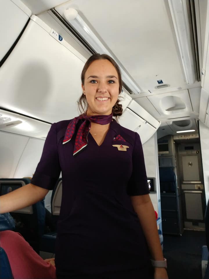 FOTO | Un tată și-a cumpărat șase bilete de avion pentru a petrece Crăciunul alături de fiica lui stewardesă