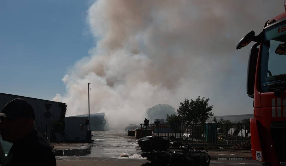 Cum arată hala care a ars în Dragonul Roșu. Imagini cu depozitul făcut scrum după incendiul din București