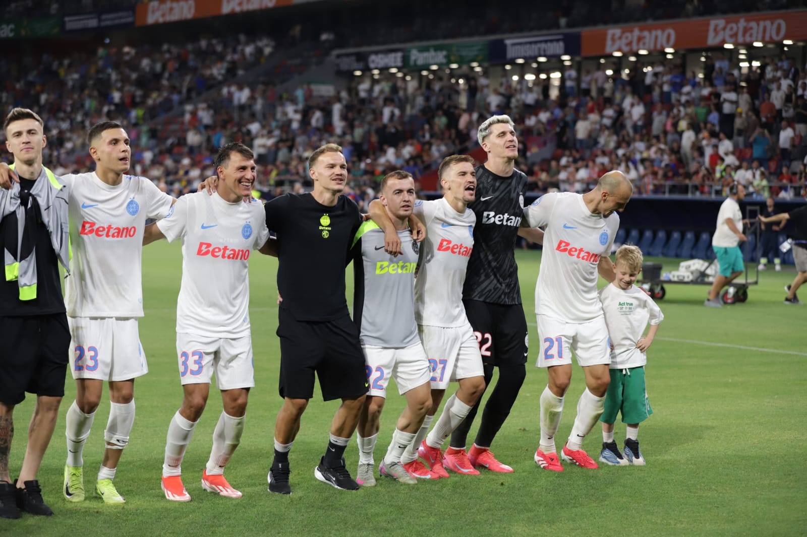 FCSB câștigă Supercupa României, 2-1 cu CFR Cluj, într-un meci cu 3 goluri spectaculoase
