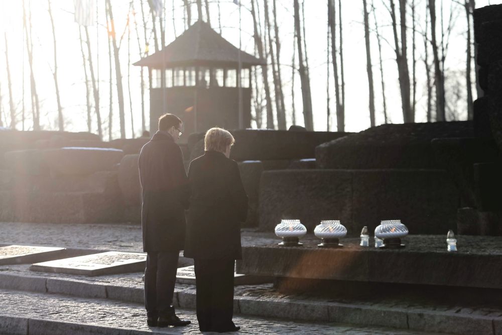 VIDEO | Angela Merkel a vizitat prima oară lagărul de la Auschwitz. Cancelarul german și-a exprimat „rușinea profundă”