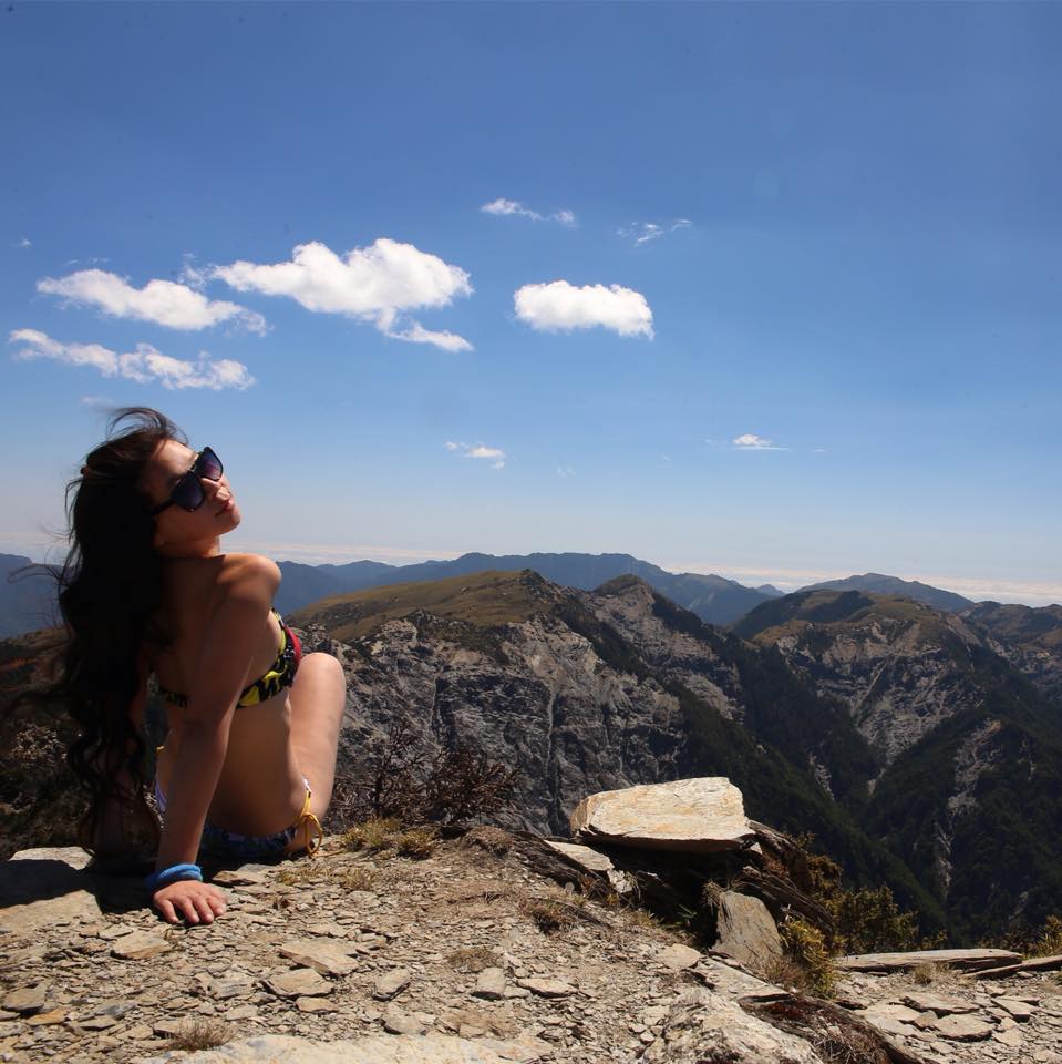 FOTO | O tânără din Taiwan cunoscută drept "Alpinista în bikini" a fost găsită înghețată pe munte după ce a căzut de la înălțime