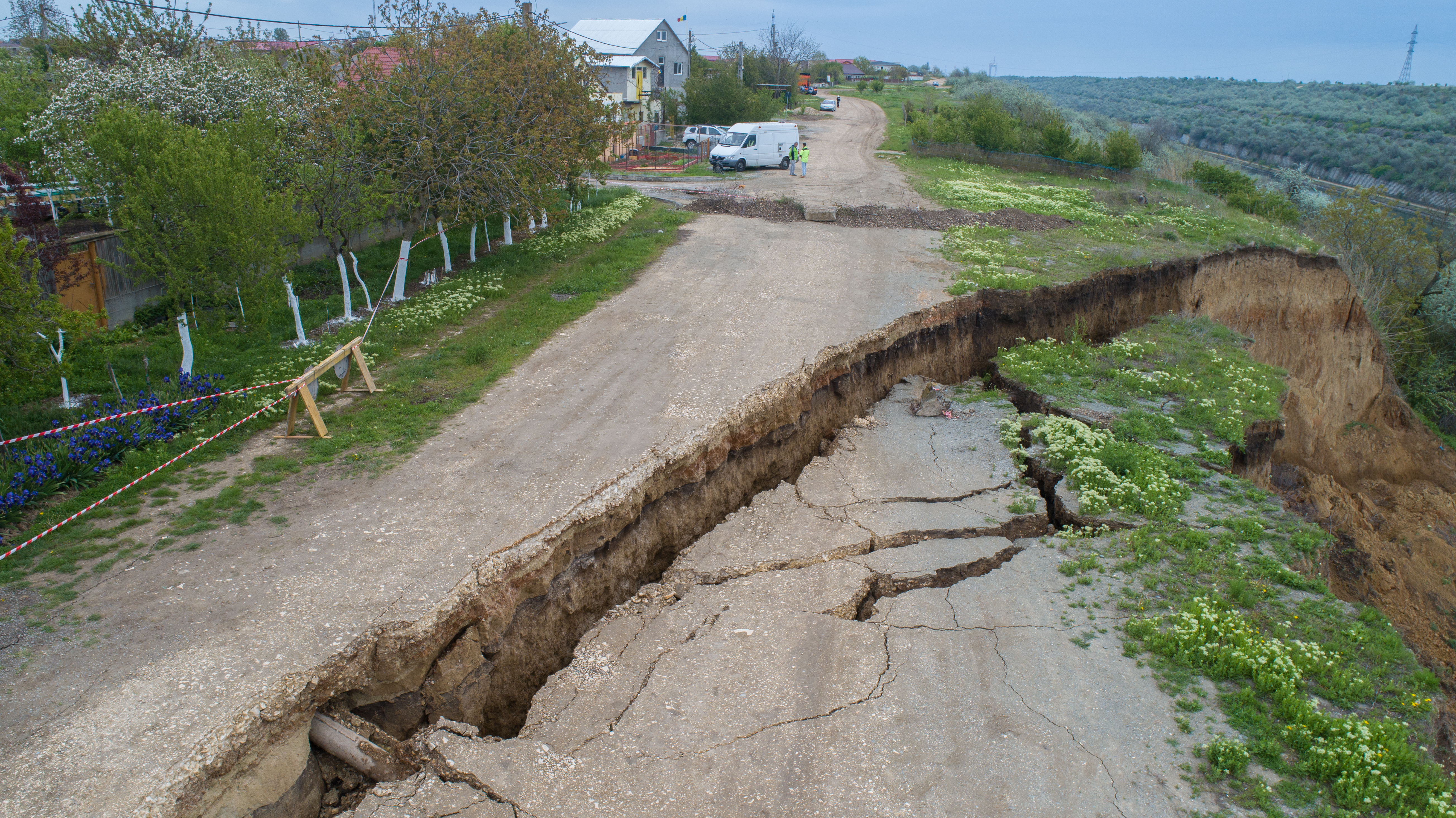 UPDATE/Imaginile dezastrului. Situația se complică la Cumpăna, acolo unde alunecările de teren amenință comuna. Comisie de evaluare, la ordinul Prefectului