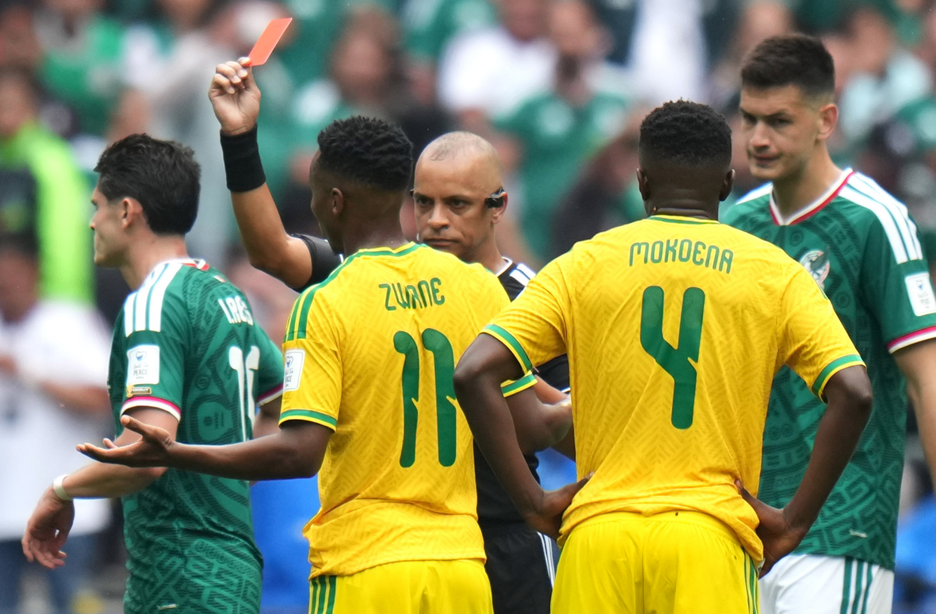 Primul meme de la Campionatul Mondial de Fotbal 2026: jucătorii, debusolați după explicația în engleză a arbitrului pentru cartonașul roșu