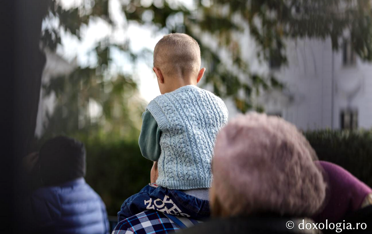 Cea mai mare Liturghie ținută în Moldova, la Iași: 35.000 de oameni s-au rugat Sfintei Parascheva, alți 46.000 stăteau la coadă pentru a ajunge la moaște