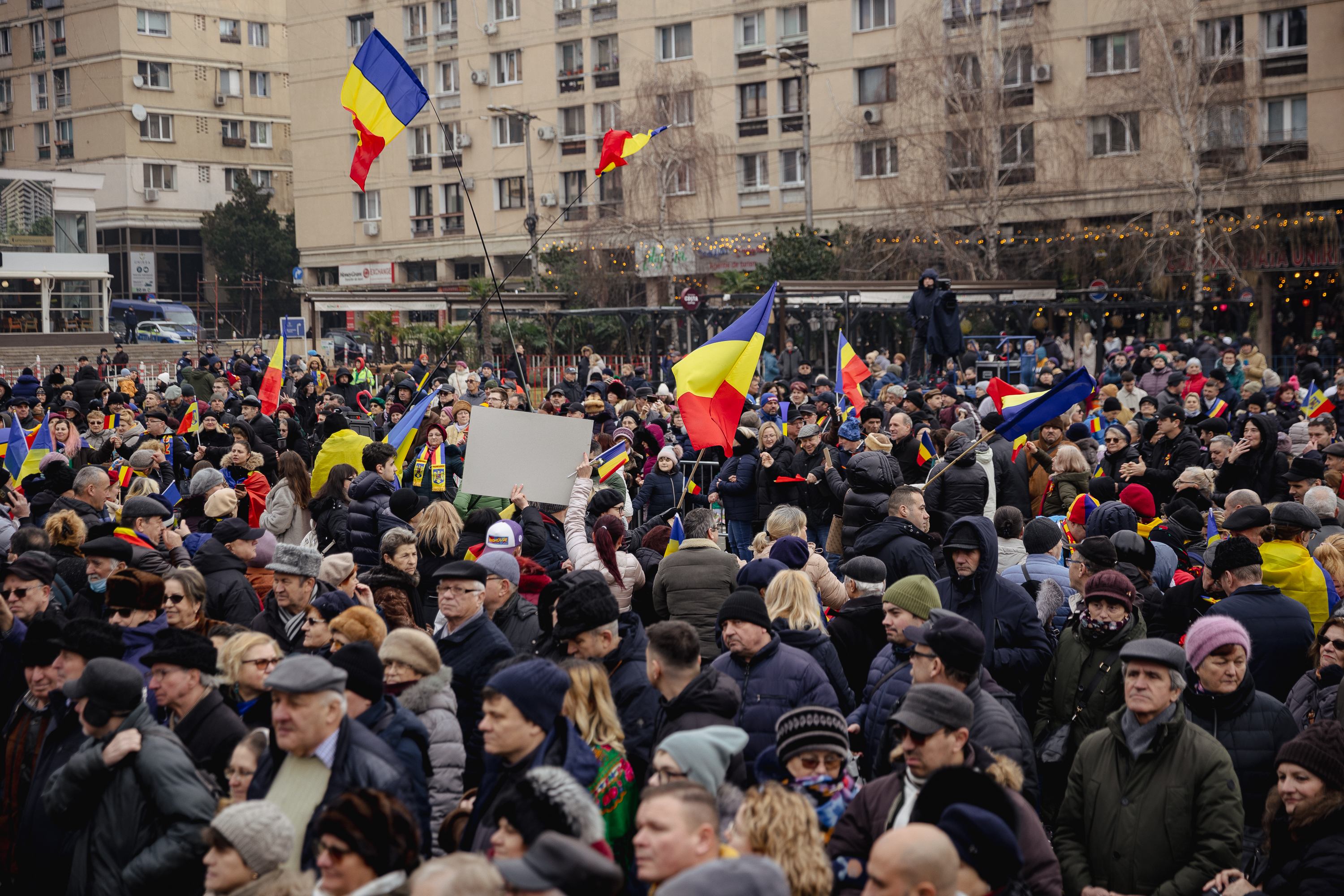 Ziua Unirii în imagini la Iași: câteva mii de oameni s-au bucurat de „sârba moldovenilor” și au fluierat puținii politicieni prezenți | Fotoreportaj