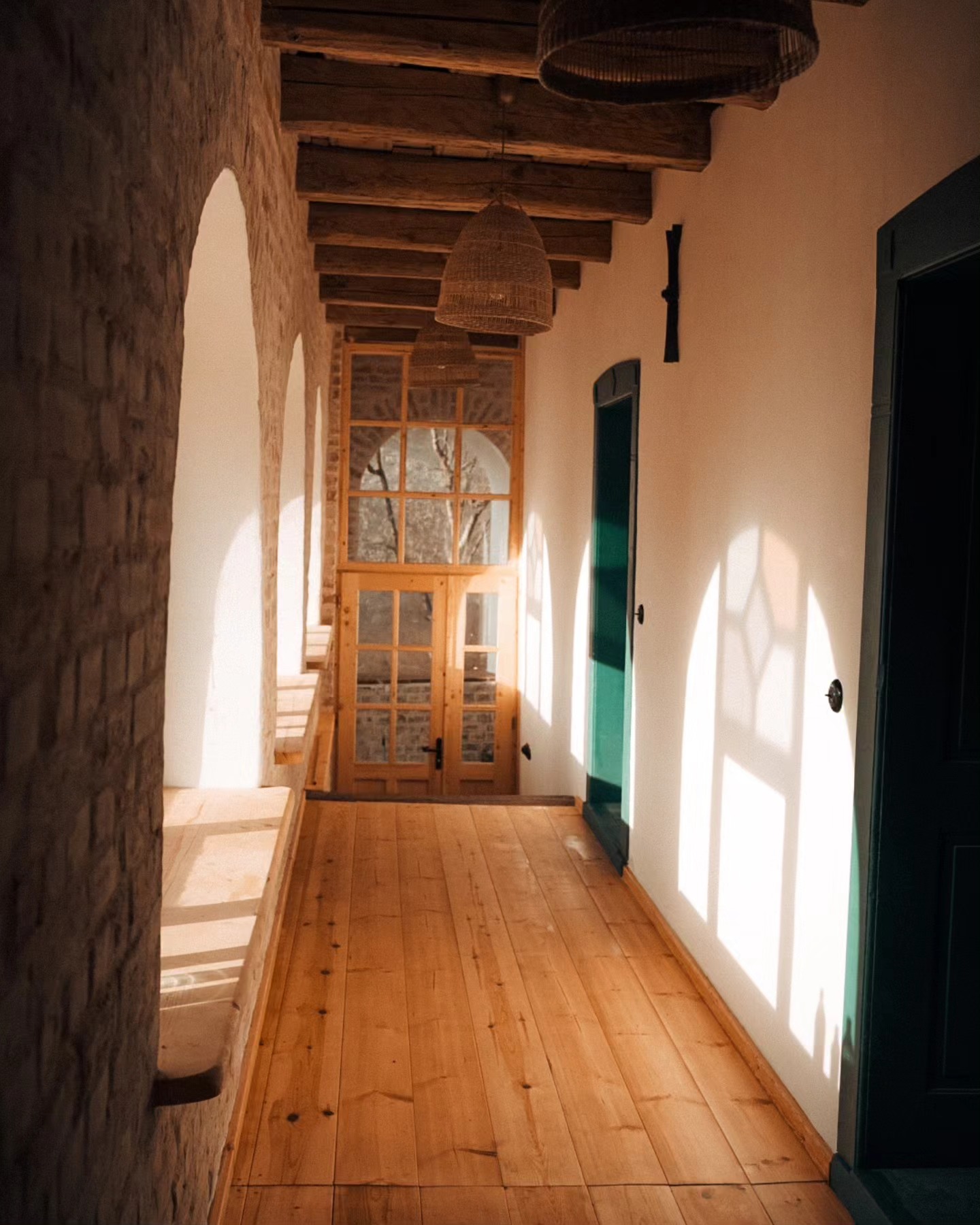 Imagini din casa de la Viscri a Danei Rogoz, decorată de Crăciun. Bradul l-a așezat pe masa din bucătărie, iar coronița a pus-o pe poartă