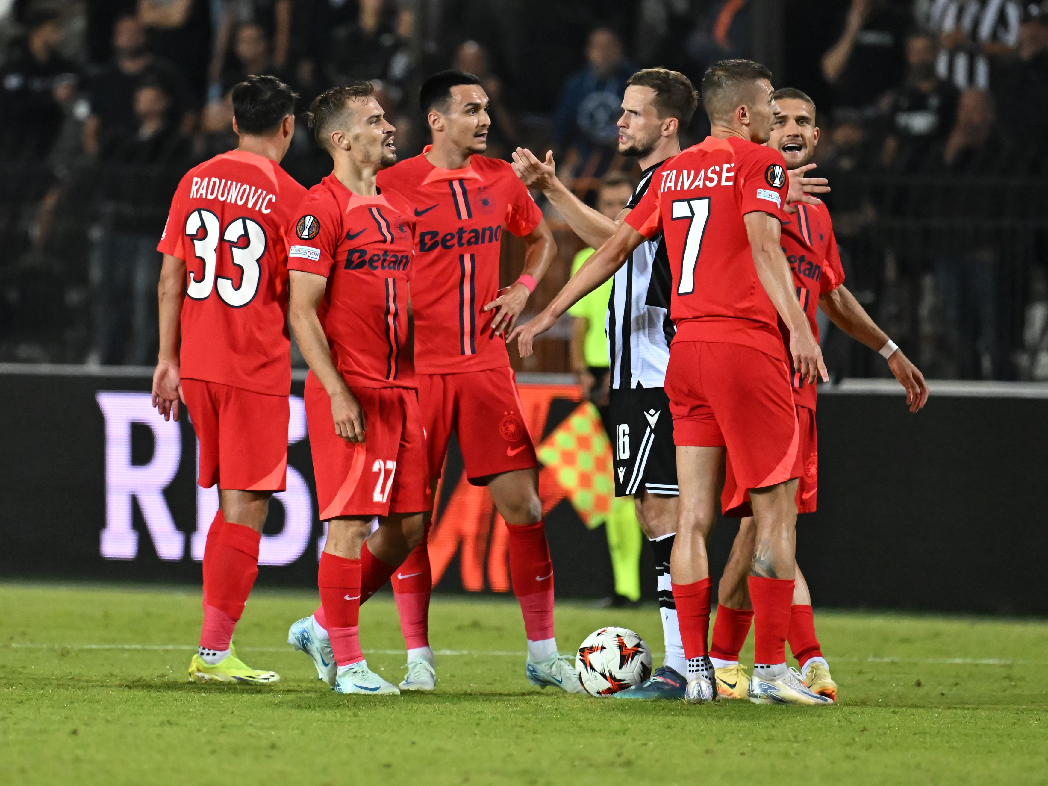 FCSB a câștigat la PAOK Salonic cu 1-0 după un final dramatic, în care echipa lui Răzvan Lucescu a lovit bara