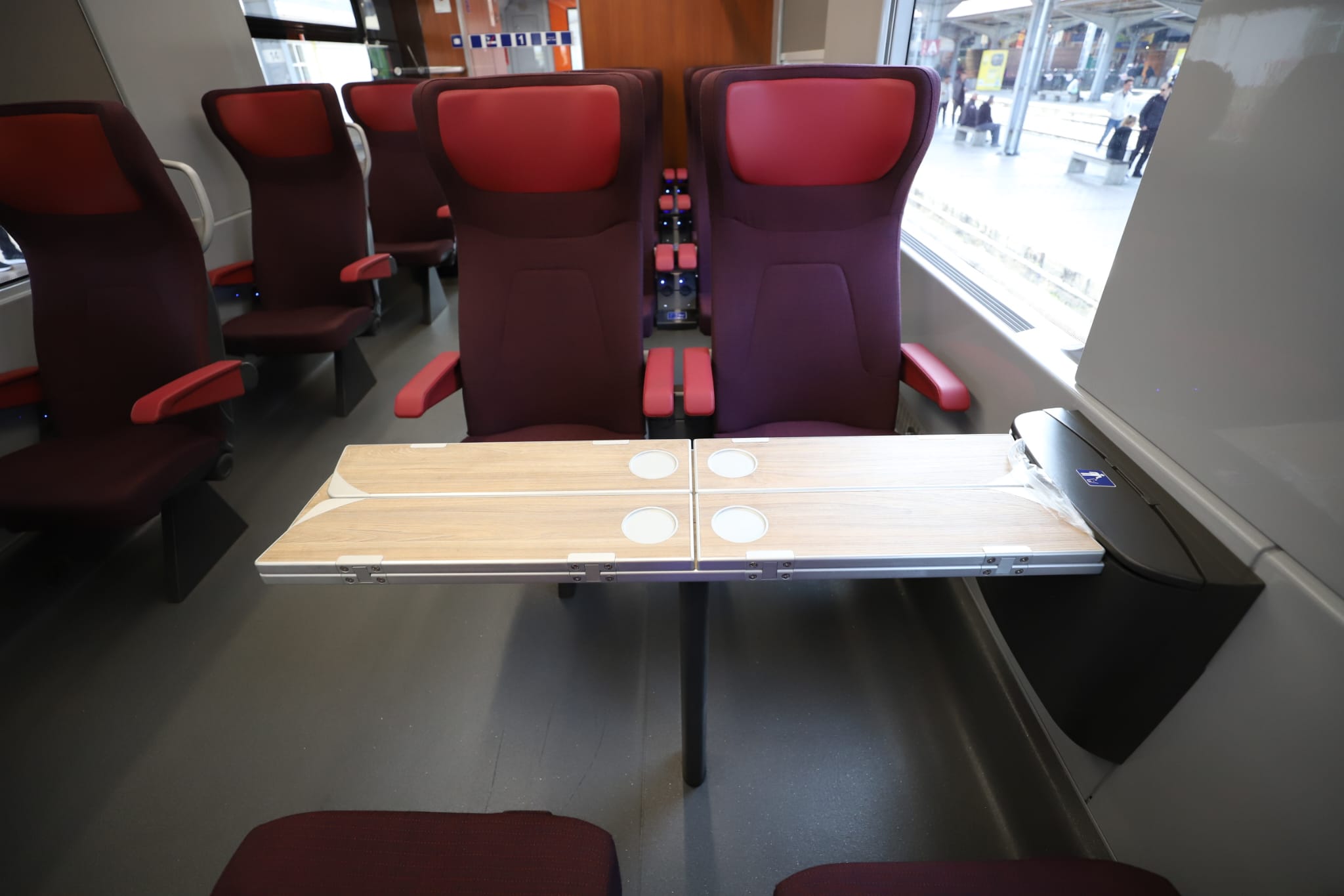 Viteză, confort și lift pentru persoane cu dizabilități. Primul tren modernizat complet circulă de astăzi pe ruta București-Constanța