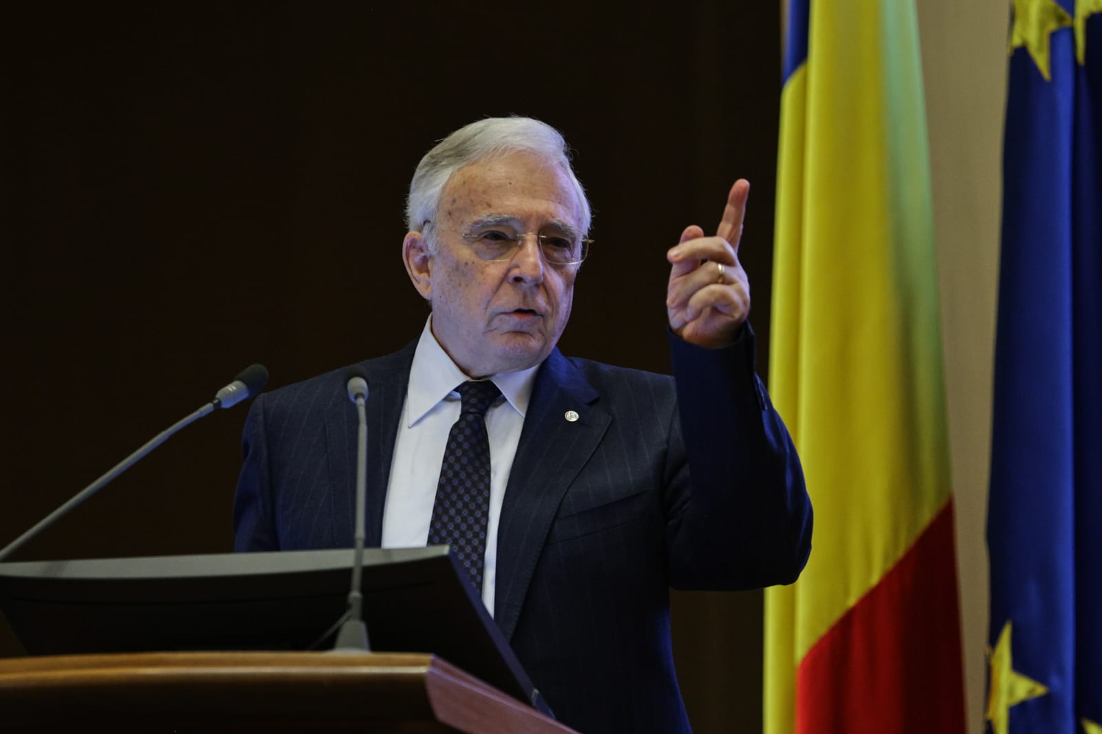 Mugur Isărescu, despre „ordonanța trenuleț”: Dacă nu era adoptată, „deficitul se ducea spre 10%”