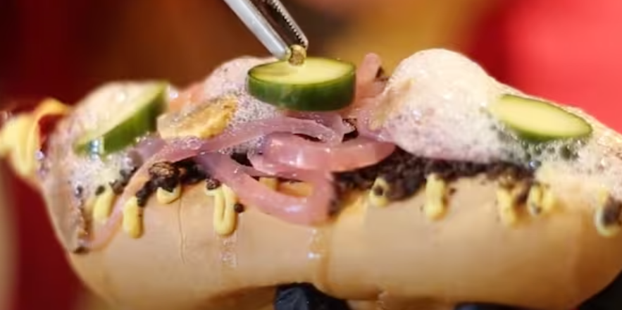 Un comerciant din piața de Crăciun din Lucerna se laudă că vinde cel mai scump hotdog din lume. Ce conține și cât costă