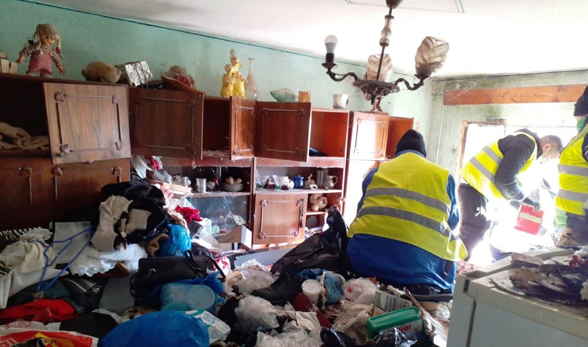 Un apartament din Baia Mare a fost curățat de tone de gunoaie prin Ordonanță Președințială. Proprietara și fiica ei, duse la Spitalul de Boli Infecțioase