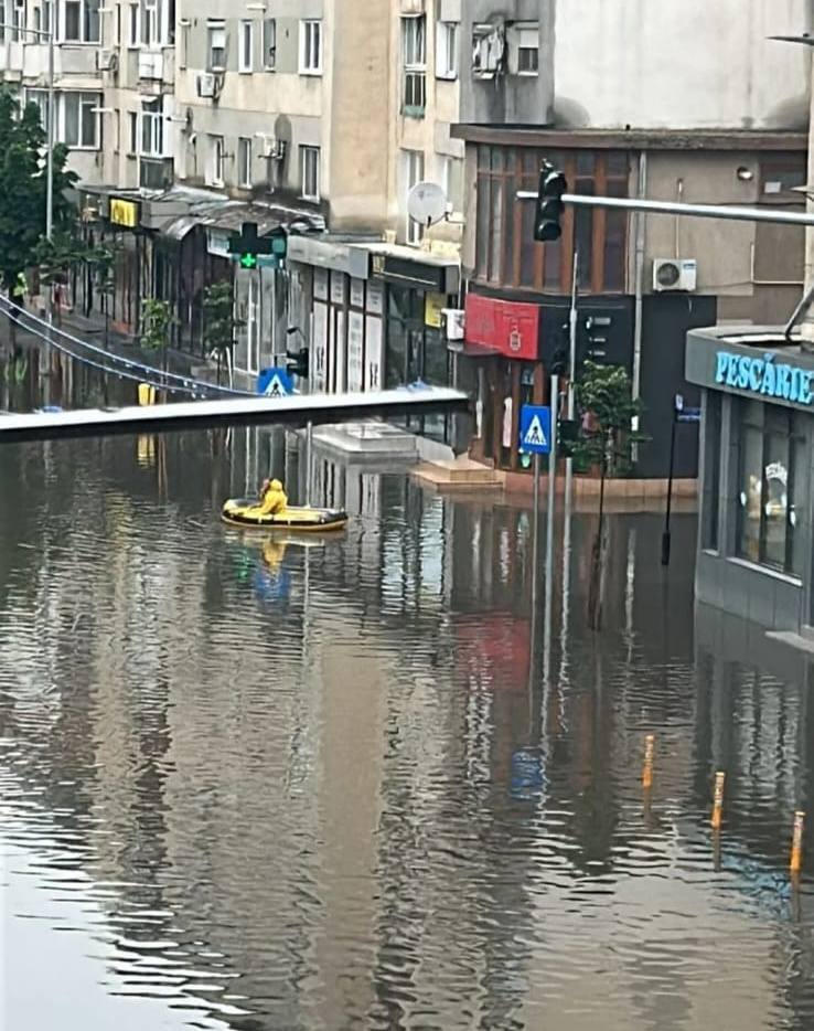 Imagini din primul oraș inundat în România, după 12 ore de ploaie continuă și înainte să intre în vigoare codul portocaliu