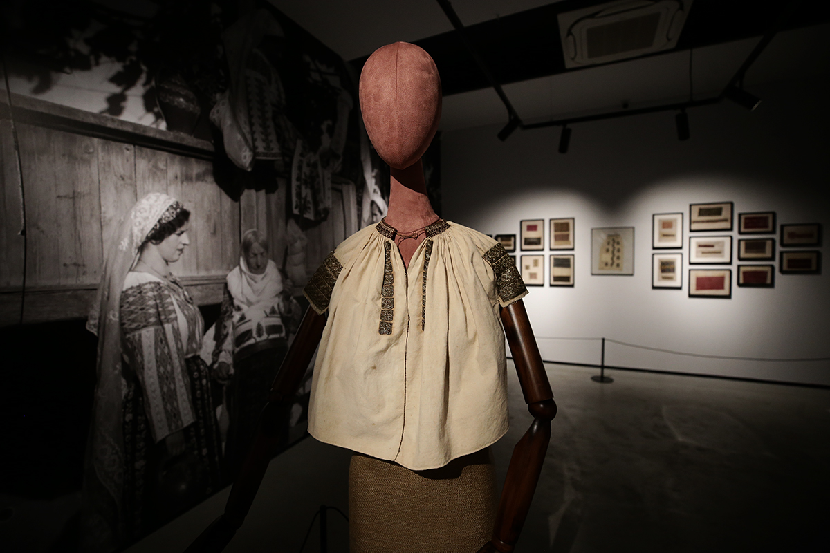 Cea mai veche ie din România, expusă la Art Safari. Cămaşa tradiţională are peste 200 de ani. FOTO