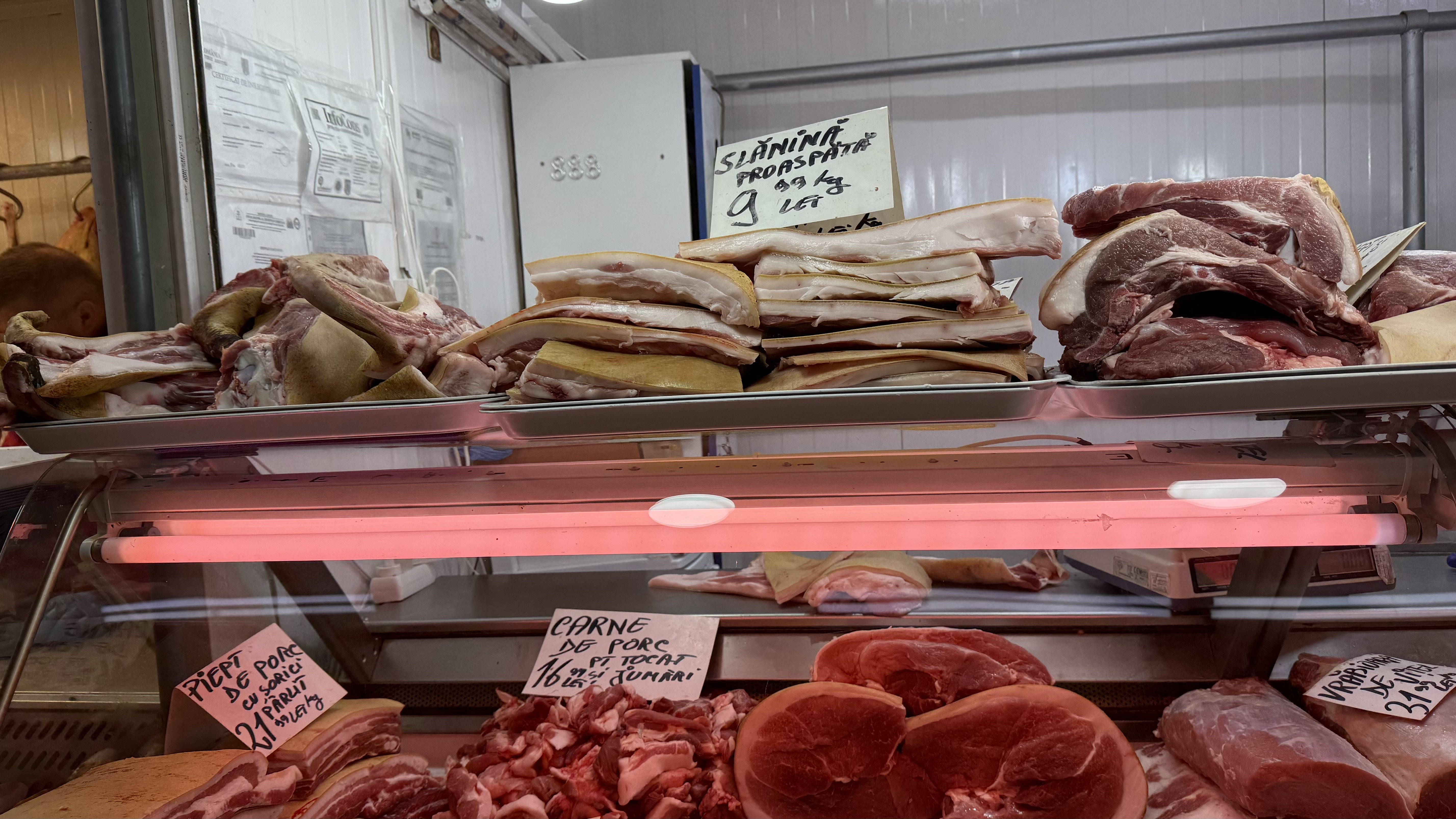 A început bătălia pentru carnea de porc. Reportaj în hala Obor: cât ne costă preparatele pentru sarmale și tobă?