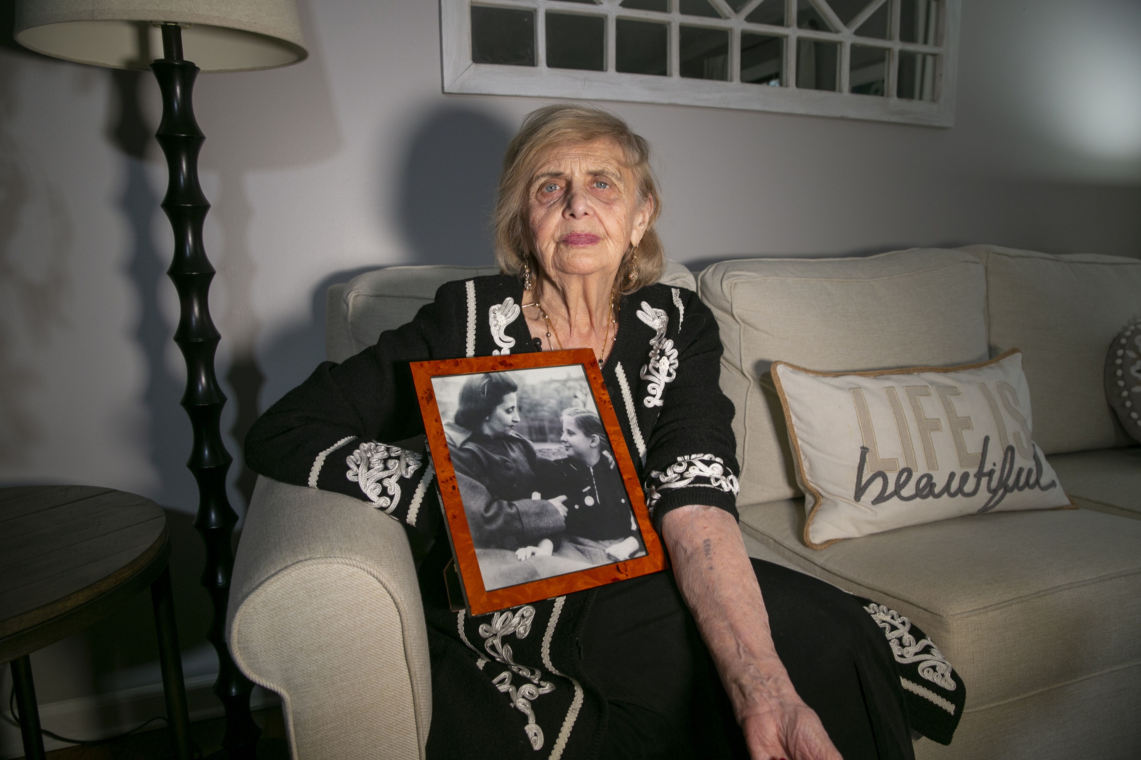 Tova Friedman, o supraviețuitoare a Holocaustului, este vedetă pe TikTok: „Am scăpat de la Auschwitz ascunzându-mă printre cadavre”