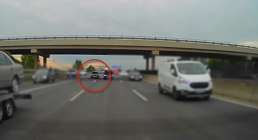 Bombaként csapódott az autókba egy Audis ámokfutó az M0-son: a rendőrök elől menekült a fékevesztett sofőr - videó