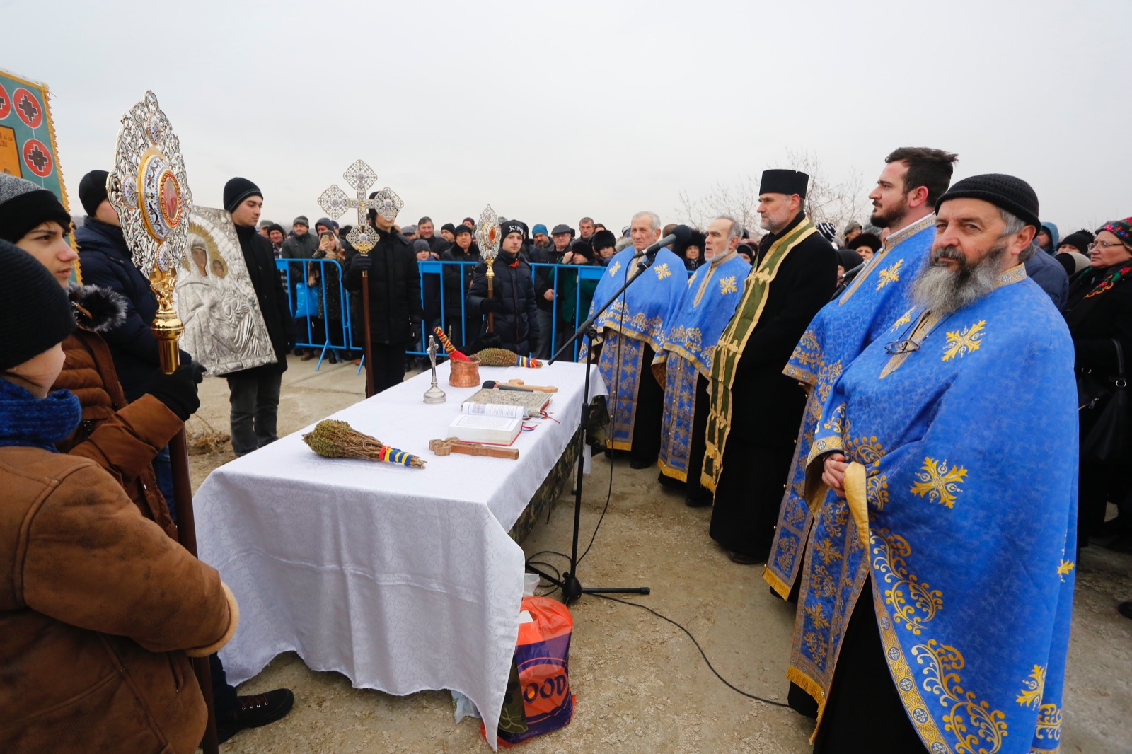 GALERIE FOTO/ Bărbatul care a prins crucea aruncată în apele râului Buzău s-a tăiat în sloiurile de gheață: "Nu e nicio problemă, o să fie bine"