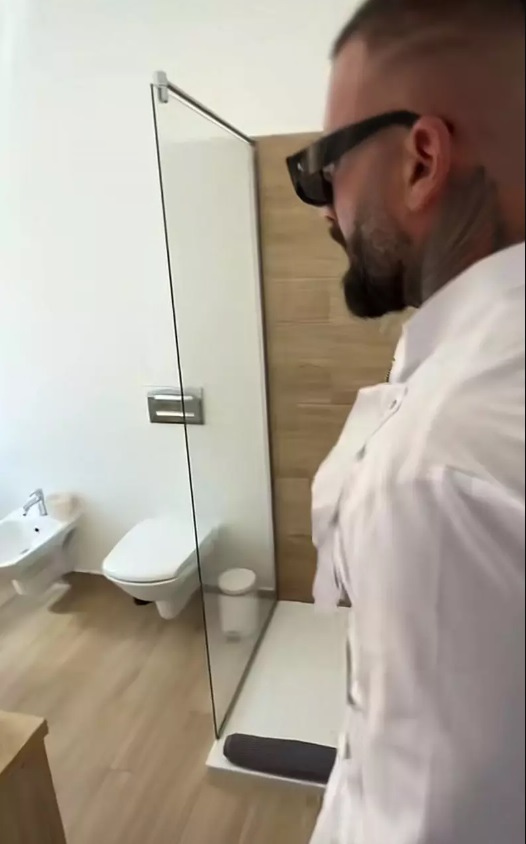 Imagini cu vila lui Marcel Andrei de la „Insula Iubirii”. Casa are trei dormitoare, dar și piscină și jacuzzi
