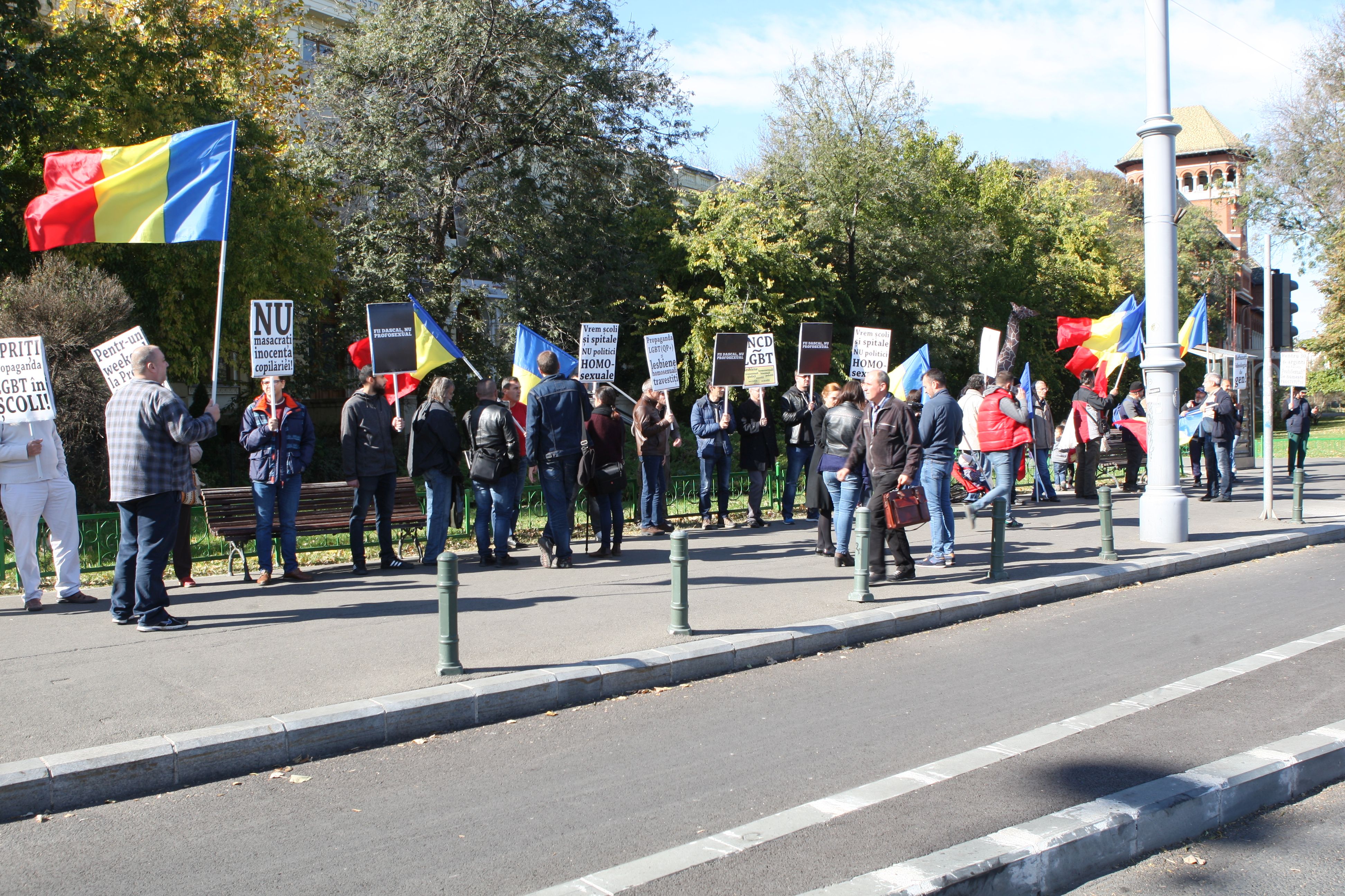 GALERIE FOTO / Protest al părinților în Piața Victoriei, joi, împotriva propagandei homosexuale în școli