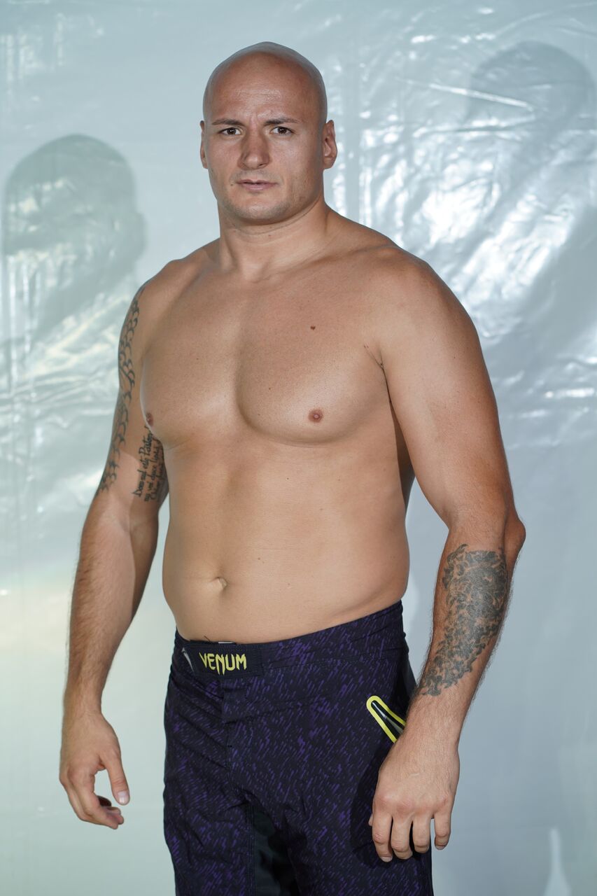 Tolea Ciumac intră în cușcă, în gala “RXF prezintă Superkombat în cușcă”. Moldoveanul a devenit celebru după ce l-a băgat în tomberon pe Dan Diaconescu