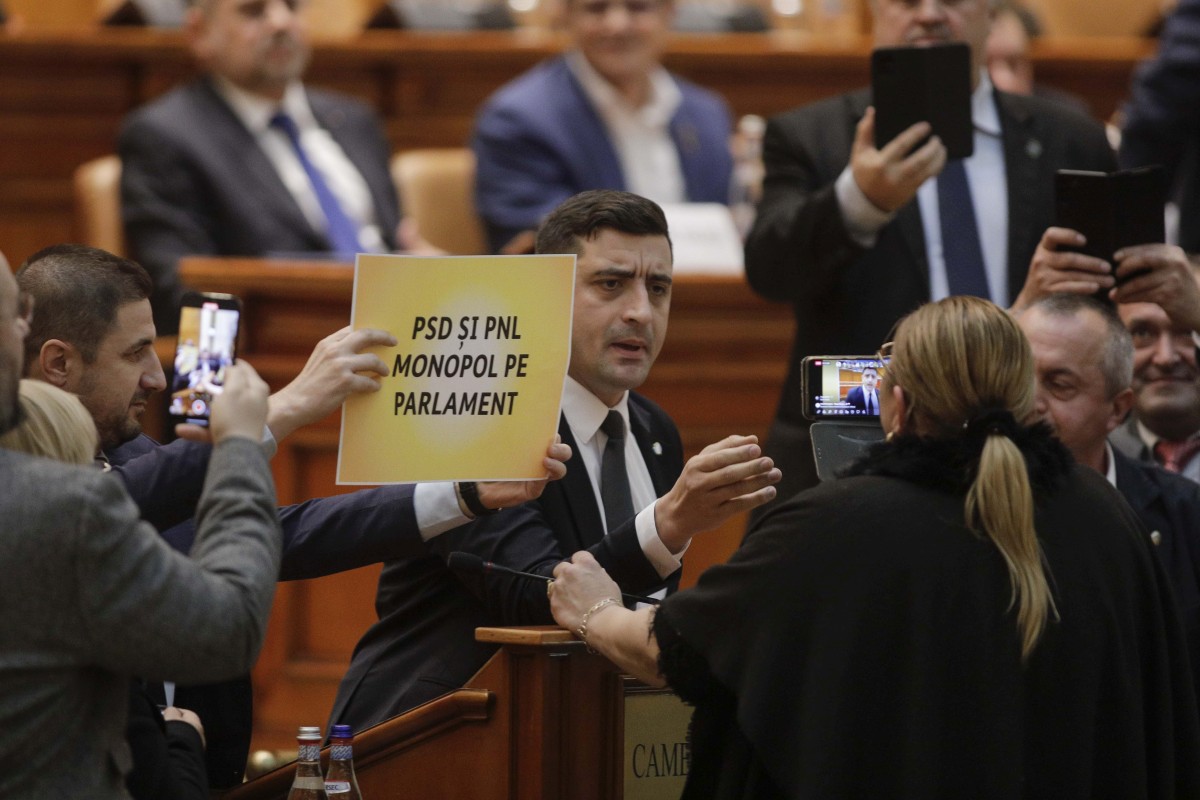 Discursul lui Ciolacu de la dezbaterea bugetului, întrerupt de protestul AUR și USR: „Inadmisibil ca românii să plătească taxe noi”