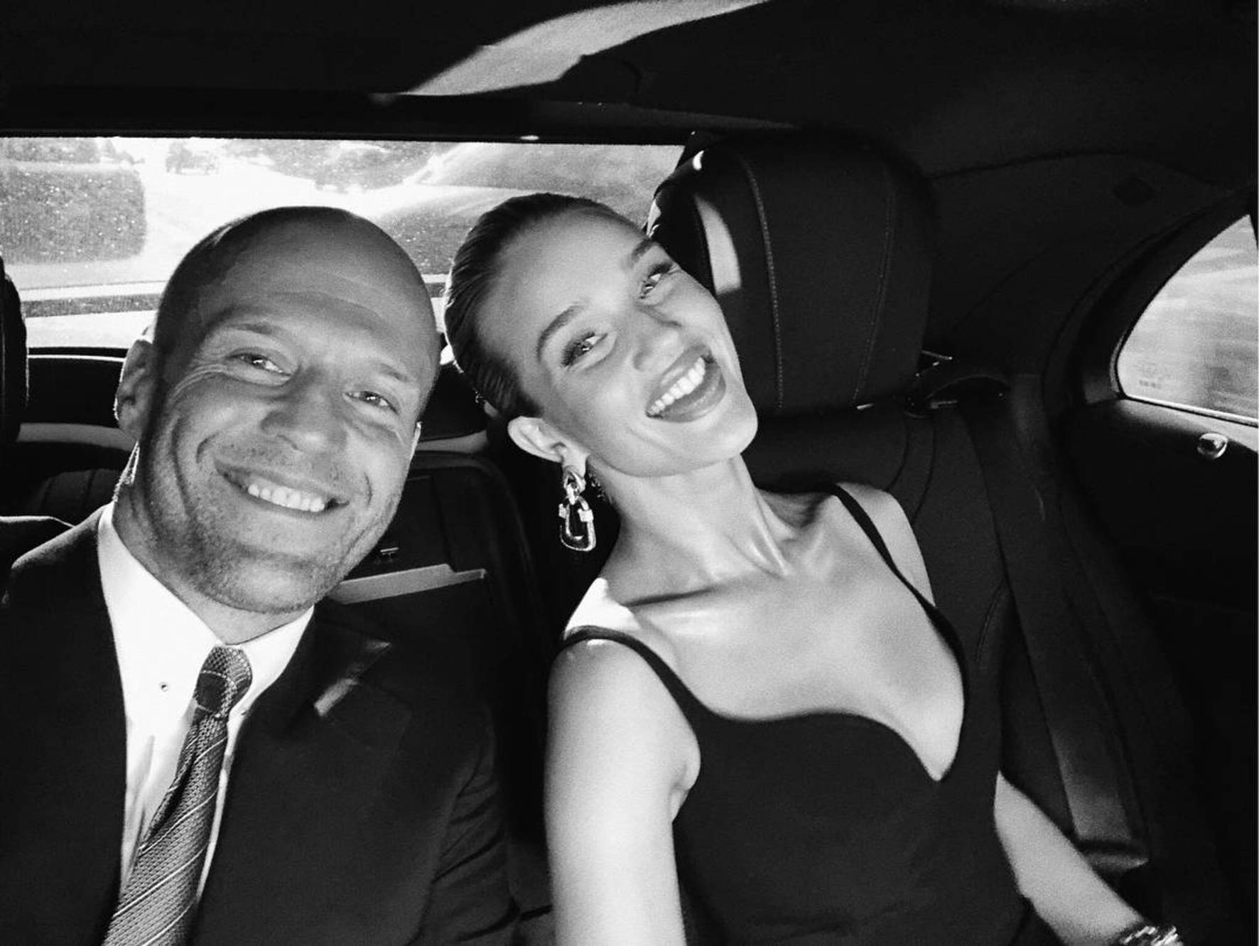 FOTO | Rosie Huntington-Witheley se căsătorește cu actorul Jason Statham. Face nunta chiar de Revelion