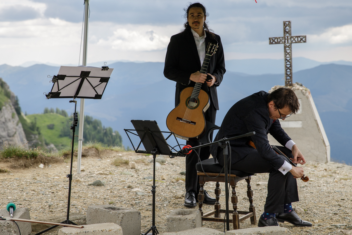 REPORTAJ la 2.025 de metri altitudine. Violonistul Alexandru Tomescu a dus Stradivariusul în Bucegi, în ultimul concert „Paganini Magic”