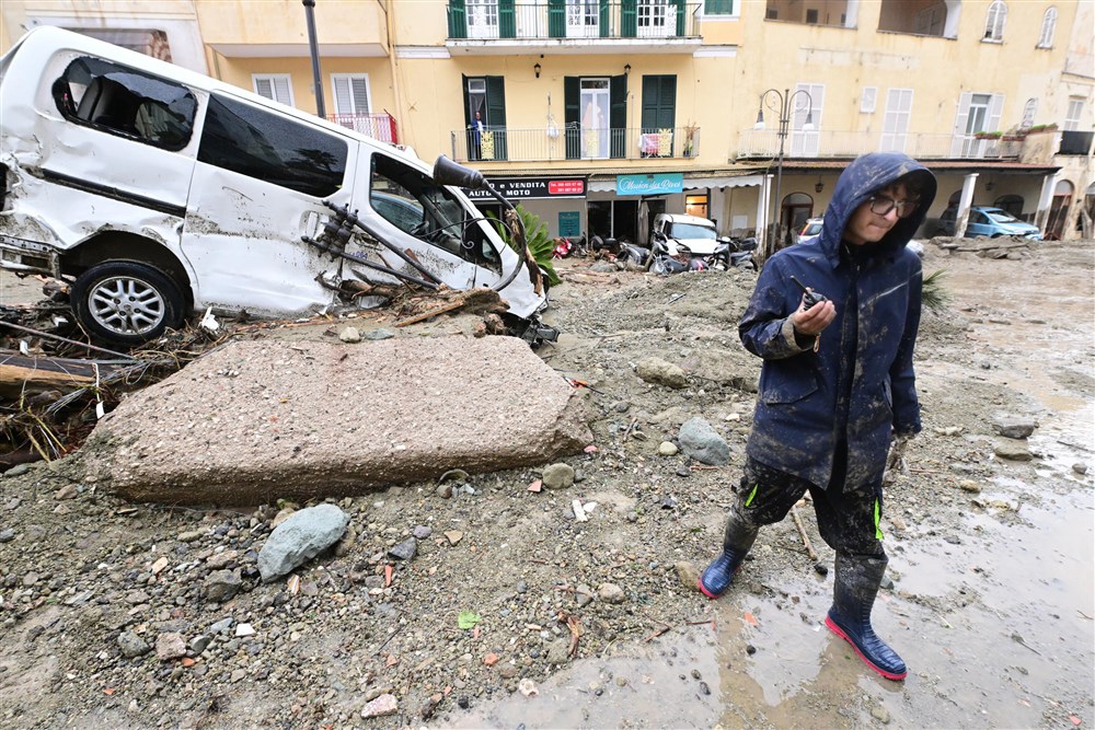 Alunecare masivă de teren pe insula italiană Ischia. O persoană a murit, 11 sunt date dispărute și zeci de case au fost înghițite de ape