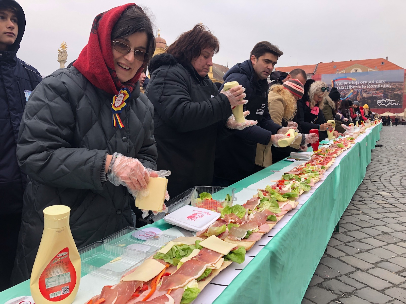 FOTO/ Așa arată cel mai lung sendviș din România. Au fost folosite 181 de pâini!