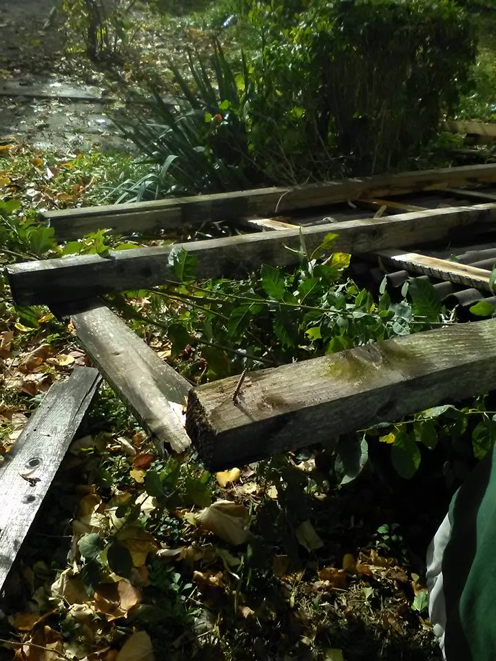 Acoperișurile mai multor blocuri din Satu Mare, smulse de vântul puternic. Vijelia a distrus și acoperișul unei biserici / FOTO
