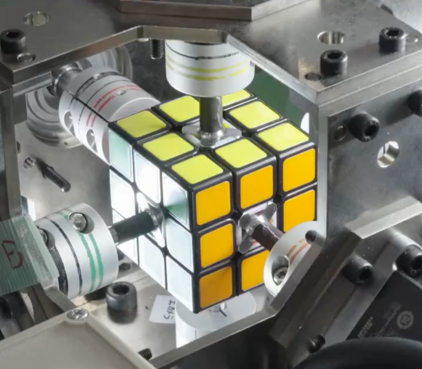 Lassított felvétel: a robot szó szerint egy szempillantás alatt helyretekeri a Rubik-kockát