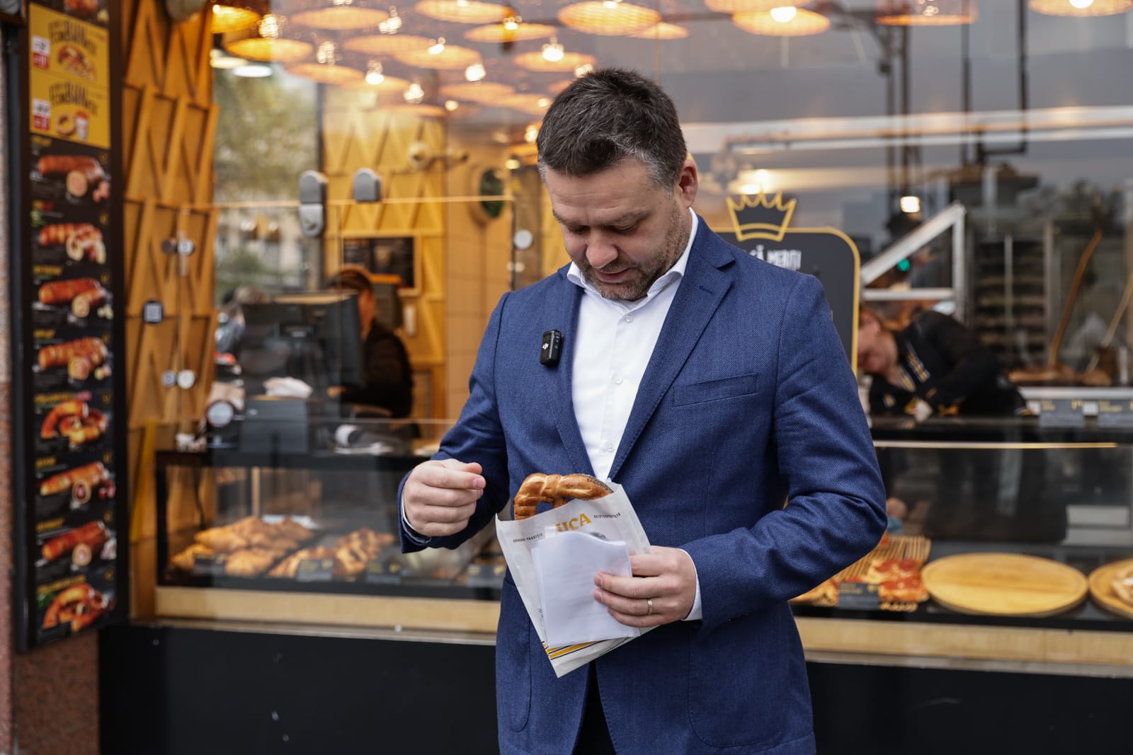 Ciprian Ciucu i-a făcut cinste cu covrigi lui Dragoș Pîslaru, după ce și-a depus candidatura pentru Primăria București