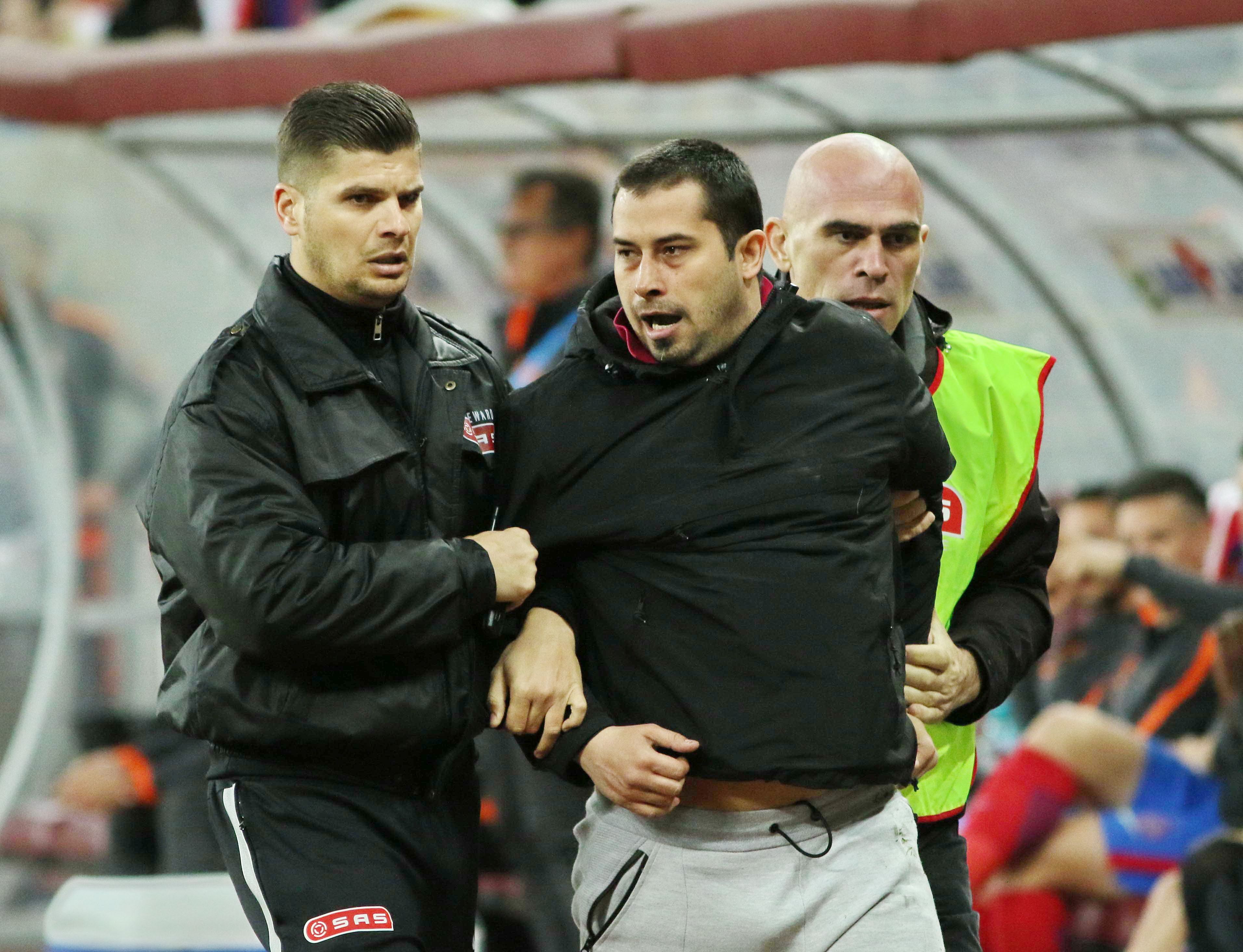 Pedeapsa primită de șeful galeriei dinamoviste după ce a intrat pe gazon la Derby de România | FOTO