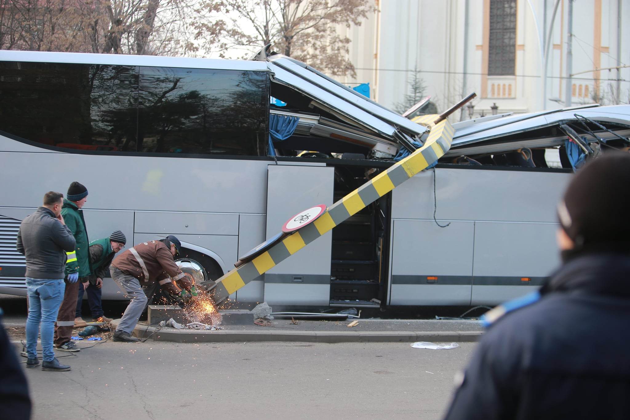Impact violent la intrarea în Pasajul Unirii. Un mort și 24 de răniți, după ce un autocar cu turiști a intrat în limitatorul de înălțime