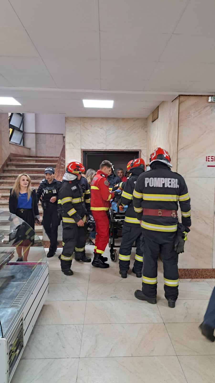 Reprezentanții firmei Kronlift care a făcut revizia susțin că liftul din Ministerul Transporturilor nu s-a prăbușit: „A depășit stația parter, se poate întâmpla să se oprească mai brusc”. ISCIR îi contrazice: „A căzut de la etajul 4”