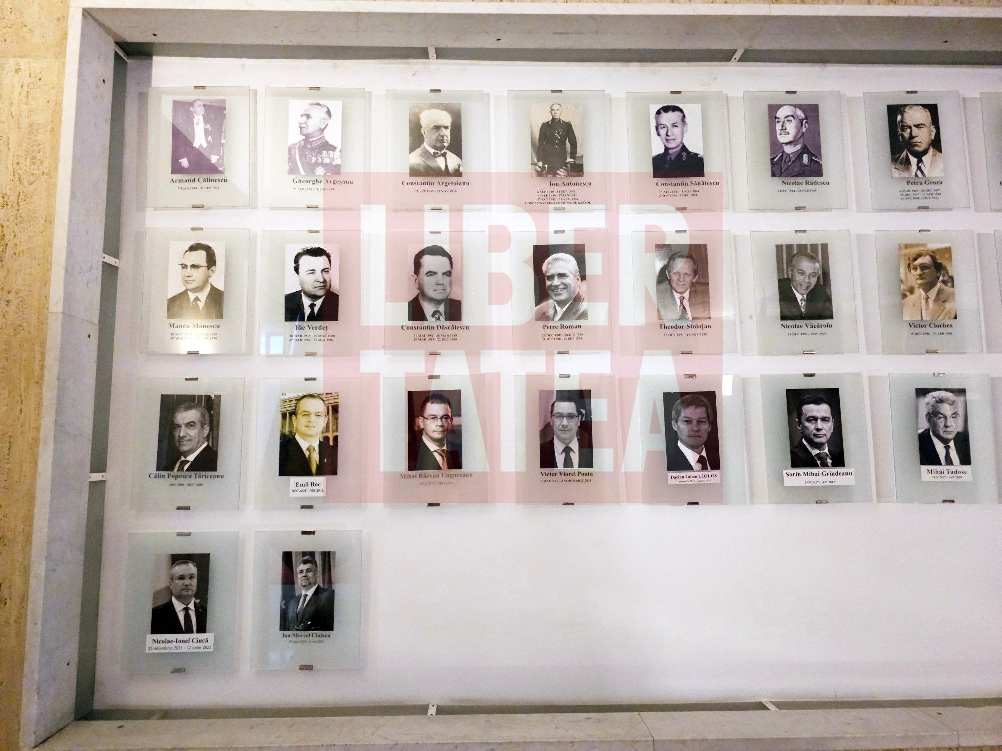 Nicolae Ciucă și Marcel Ciolacu sunt istorie. Pozele lor alb-negru, pe panoul de onoare din Palatul Victoria