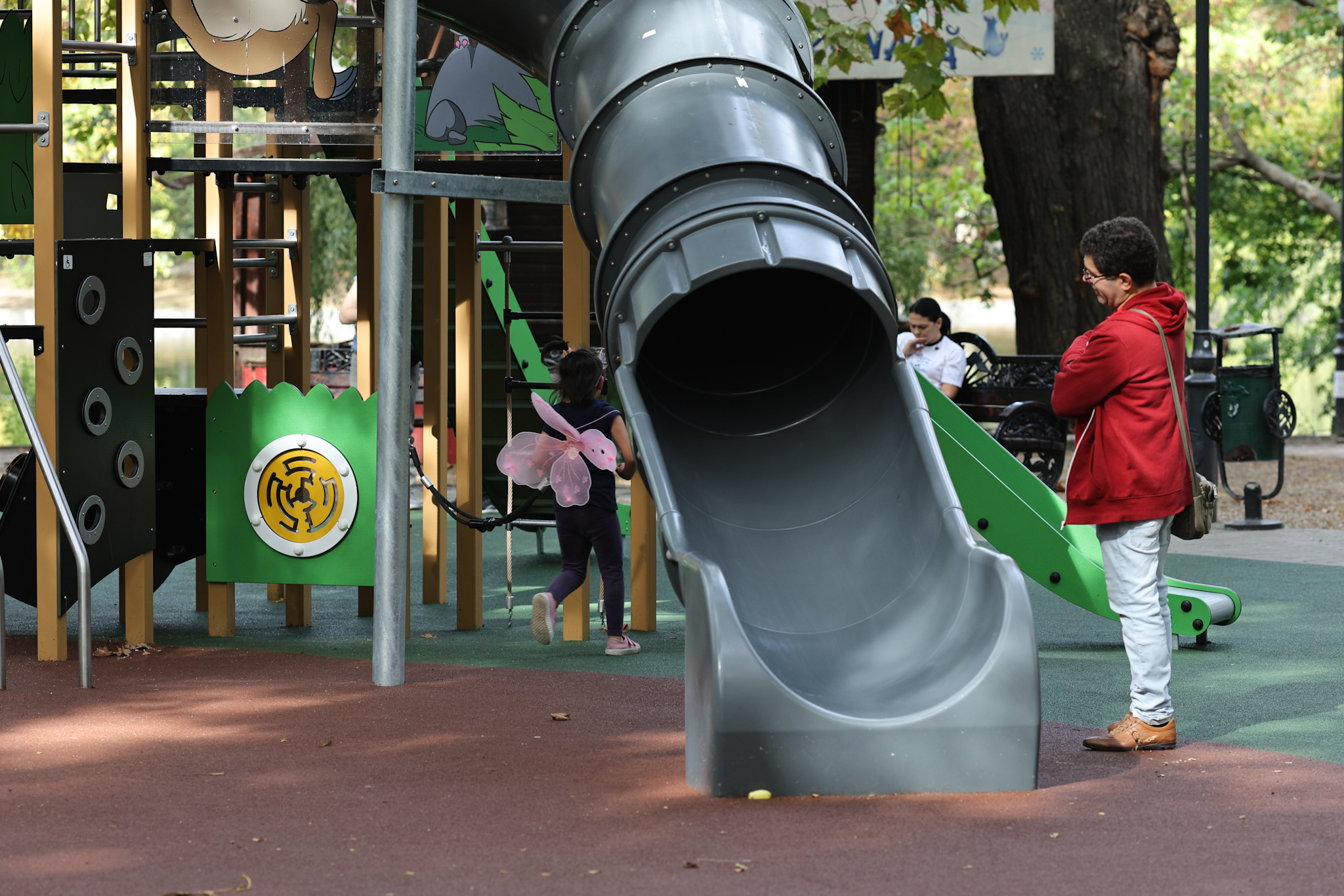 FOTO. Locurile de joacă pentru copii din Parcul Cișmigiu au fost modernizate. Noutatea: zonă specială pentru persoanele cu dizabilități