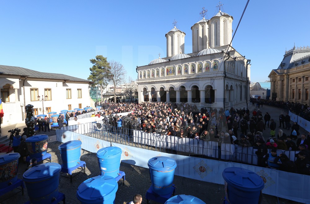 UPDATE. Patriarhul Daniel a oficiat, sâmbătă, slujba Agheasmei Mari la Catedrala Patriarhală / GALERIE FOTO