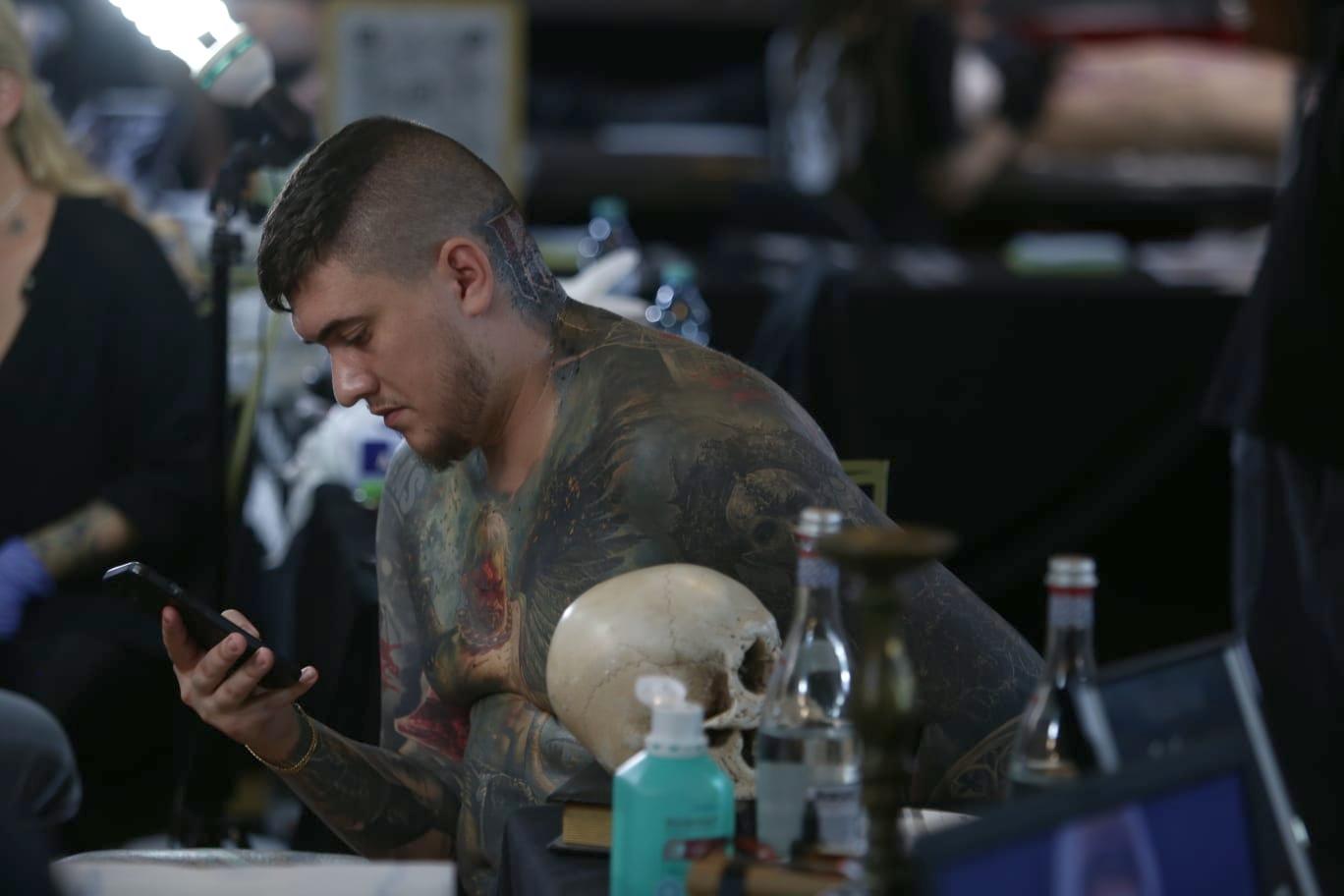 120 de tatuatori din întreaga lume au ajuns la București. Sesiuni de tatuare live, concerte și artă pe piele | FOTO