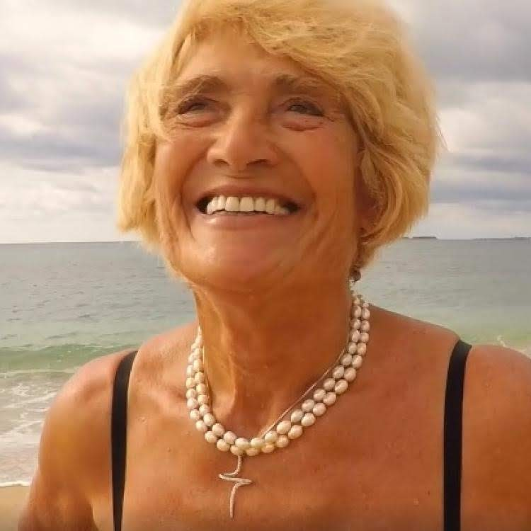 VIDEO | O femeie de 82 de ani, din Grecia, face windsurfing. Ea a intrat în Cartea Recordurilor