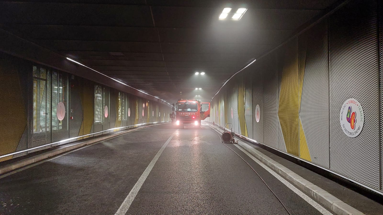 O mașină a luat foc în Pasajul Unirii. Toți oamenii au fost evacuați. VIDEO