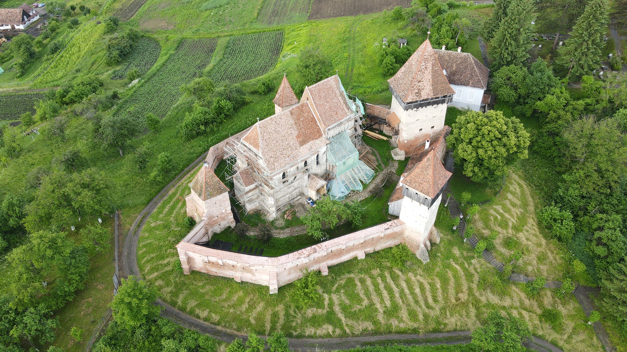 Alma Vii, satul săsesc din Transilvania readus la viață după refacerea bisericii fortificate vechi de 700 de ani. „Frigiderul” medieval, una dintre atracțiile locului 