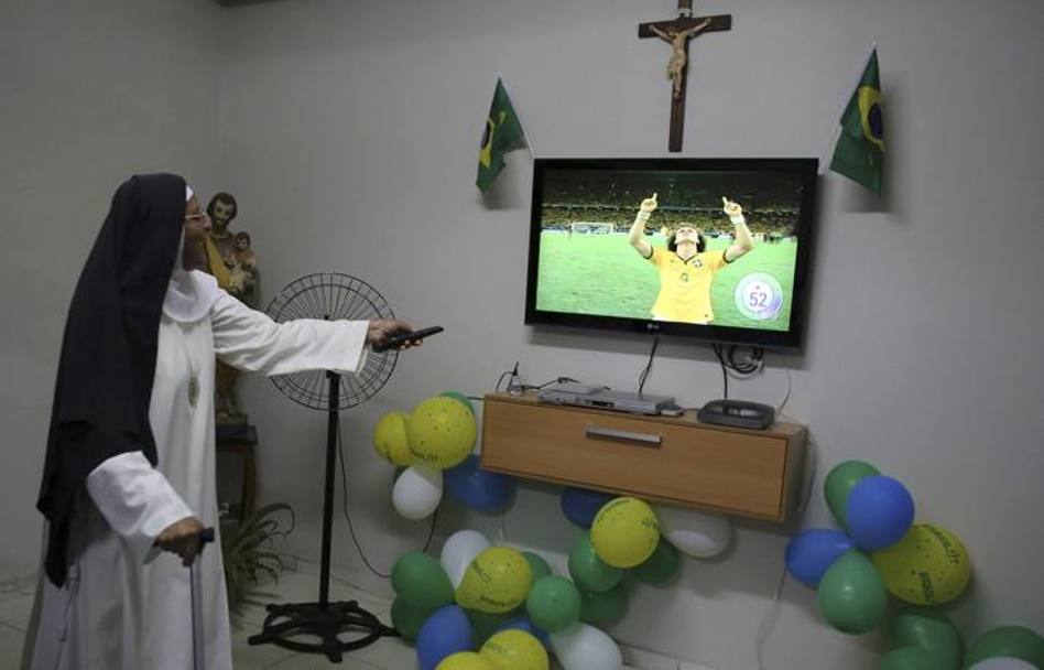 GALERIE FOTO / Călugărițele care urlă precum ultrașii pentru Brazilia!
