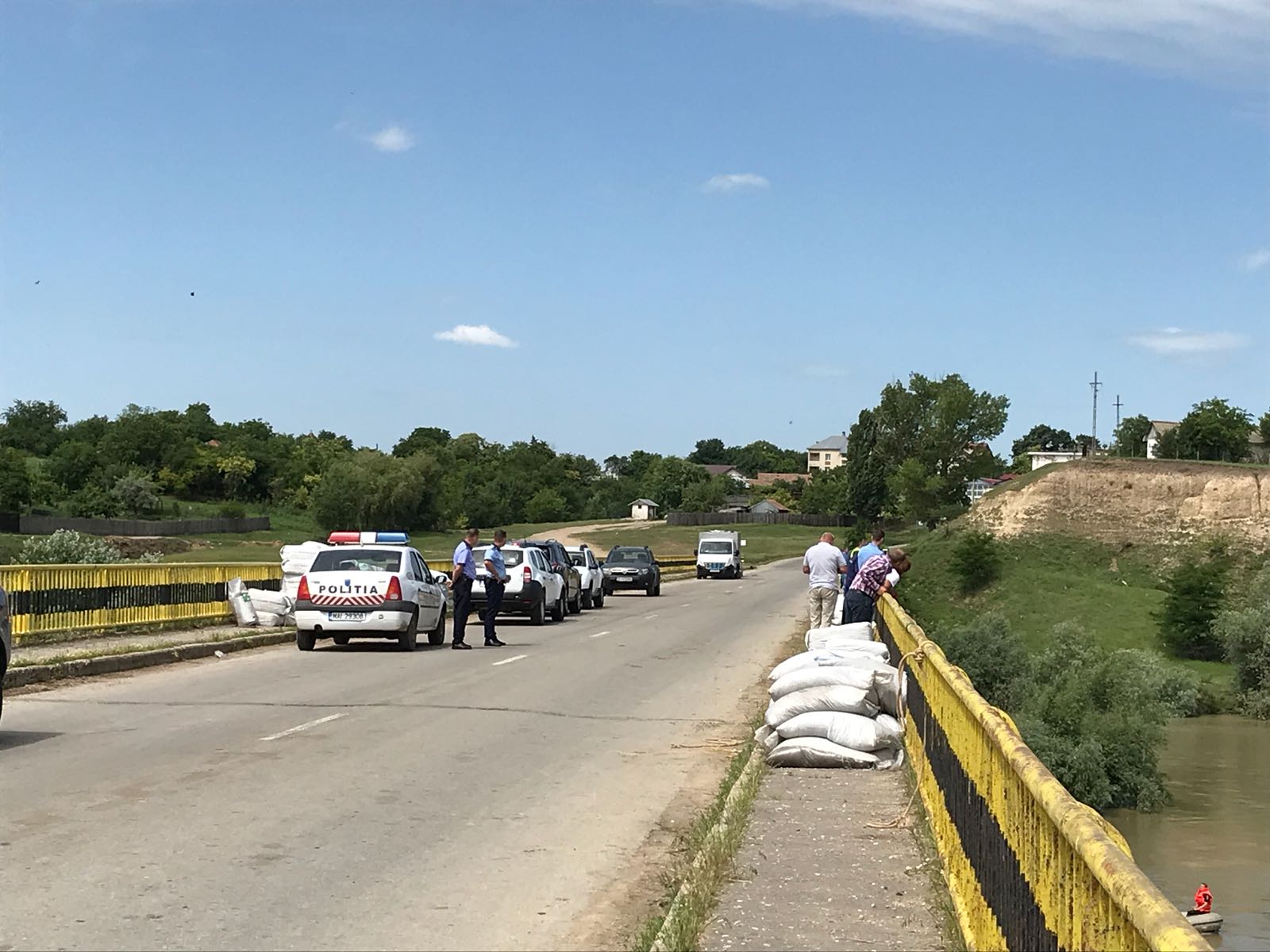 Râurile Jiu și Amaradia, pline de țiței după o avarie la o conductă a OMV Petrom, în Dolj/ FOTO